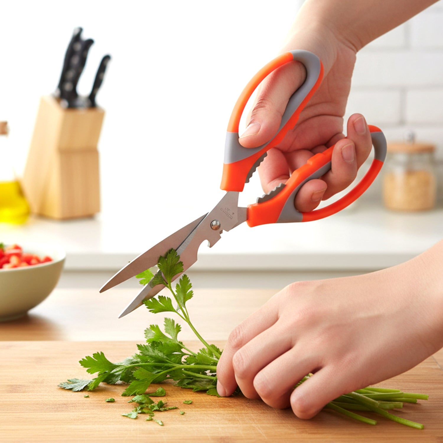 Sharp food and poultry cutting scissors