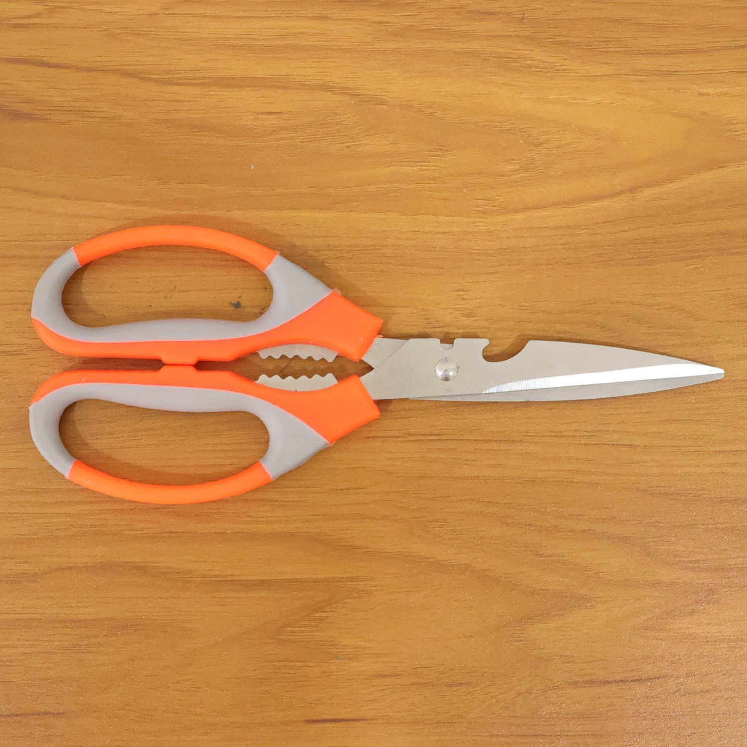 Ergonomic kitchen scissor with grip