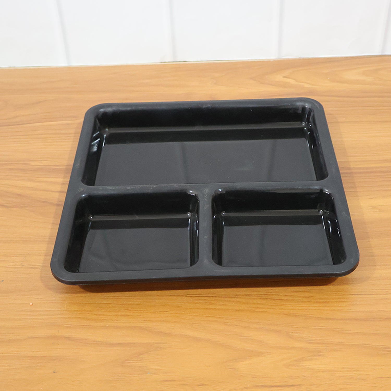 Plastic Multi-Compartment Meal Serving Tray – 3-Section Rectangular Dining Plate (1 Pc / Black)