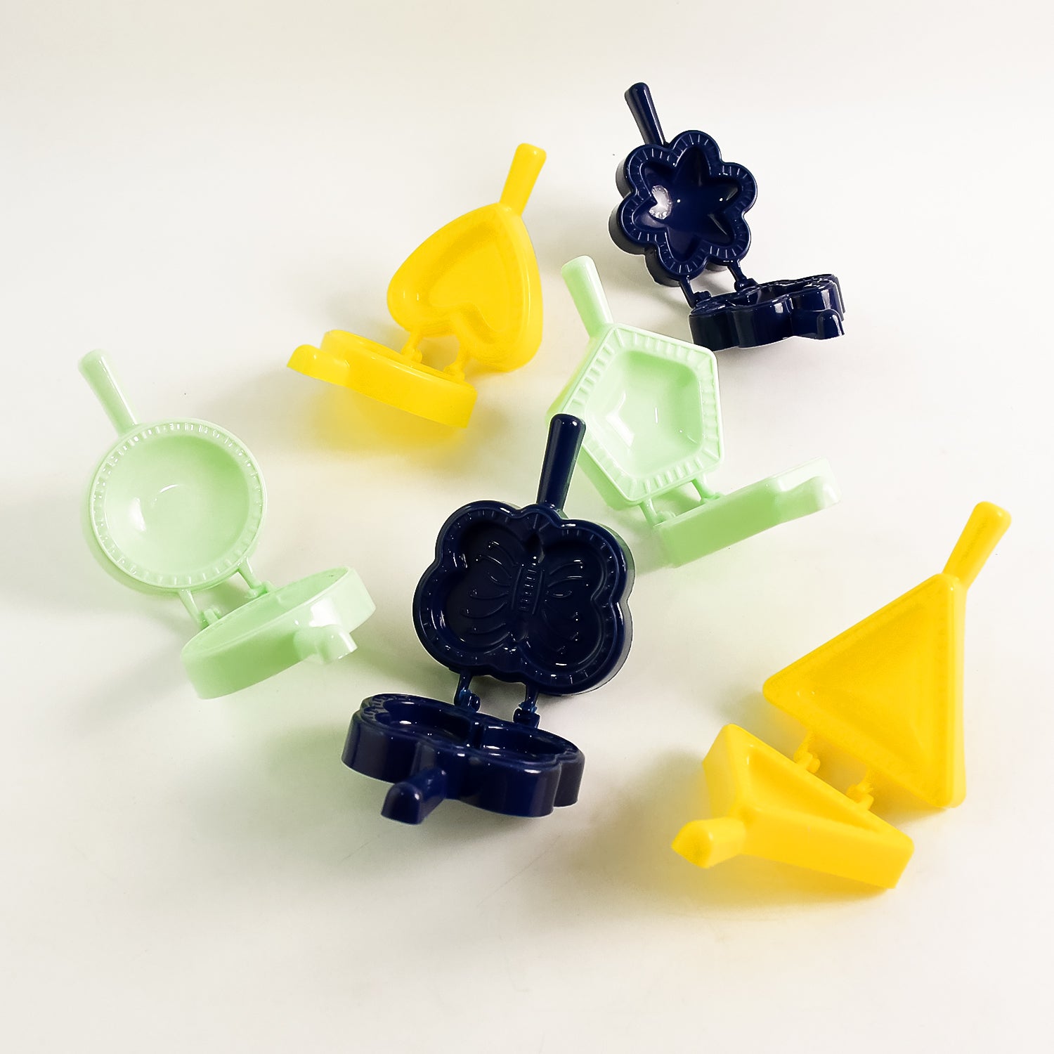 1 Pc Assorted Shape Plastic Snack Mould (Mix Design  1 Pc)