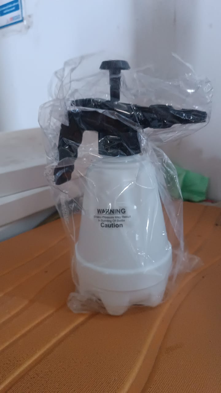 1.5L Heavy-Duty Plastic Pressure Spray Bottle with Adjustable Nozzle